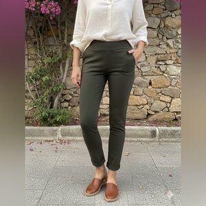 Chico’s Fabulously Slimming olive color pull on perfect stretch pants, size 00